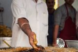 Homem faz sucesso fritando peixe com as mãos