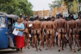 Agricultores usam fio-dental em protesto