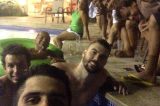 Neymar curte a madrugada com amigos em piscina