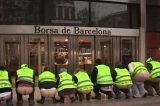 Aposentados mostram as nádegas em protesto