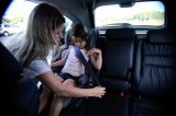 Inmetro regulamenta uso de cadeirinhas no banco de trás dos carros
