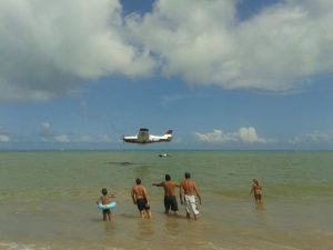 aviao_faz_voo_baixo