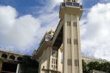 Superlotada, cabine do Elevador Lacerda despenca em Salvador