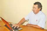 Farnésio passa por saia justa durante entrevista
