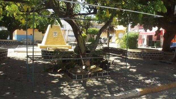 lixo na praça do indio