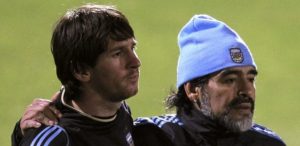 messi-abraca-maradona
