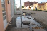 Moradores arrancam adesivos de Isaac de suas portas