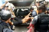 Homem bate em esposa, rouba arma de PM e 12 pessoas são baleadas