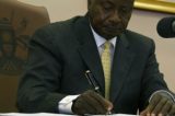 Presidente de Uganda promulga lei que criminaliza a homossexualidade