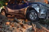 Viatura da PM bate em muro em Alagoinhas