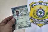 Homem é preso por dirigir veiculo automotor com CNH falsa