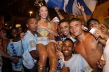 Sabrina Sato é carregada por integrantes de escola de samba