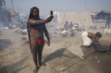 ‘Homem sagrado’ hindu se rende ao ‘selfie’