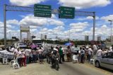 Revoltados, servidores da saúde de Juazeiro fecham a Ponte Presidente Dutra