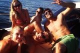 Harém em passeio de lancha com mulheres