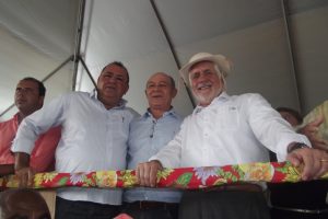 O prefeito de Curaçá, Carlinho Brandão, Zé Nunes e o Governador