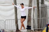 Letícia Wiermann pratica slackline