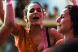 Bruna Marquezine mostra demais em camarote em Salvador