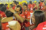 Edmundo beija morena e abraça amigo em camarote