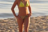 Fernanda Paes Leme, de biquíni, mostra sua boa forma em dia de trabalho na Praia do Arpoador