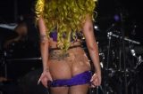 Lady Gaga tira short e deixa calcinha pequenininha à mostra