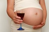 Álcool na gravidez, mesmo em pequenas quantidades, eleva risco de parto prematuro