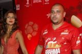 Noiva de Ronaldo bebe todas e ex-craque discute com ela na saída de camarote: ‘Você quer aparecer, é? Tô aqui trabalhando!’