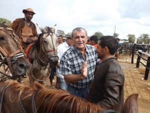 Adalberto Cavalcanti cumprimenta vaqueiro na Pega de Boi do Muquém