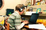 Passar muito tempo no computador pode comprometer saúde óssea de adolescentes