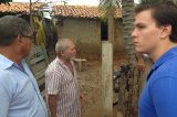 Miguel Coelho vai ao bairro Cacheado para ver de perto os transtornos causados pela chuva