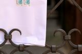Mulher recebe carta de aniversário enviada pela mãe em 1969