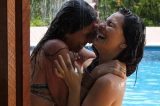 ‘Em família’: Clara e Marina quase se beijam na boca