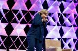 Mulher atira sapato contra Hillary Clinton em Las Vegas