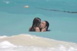Cara Delevingne e Michelle Rodrigues trocam caricias