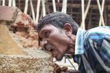 Homem come 3 quilos de pedras, tijolos e lama por dia