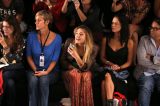 Sasha assiste a Bruna na primeira fila do Fashion Rio