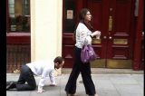 Mulher trata homem como cão em rua de Londres