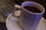 Homem que fez xixi no café de colega de trabalho é condenado