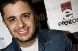 Sertanejo pula a cerca com modelo