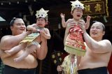 Lutadores de sumô participam de concurso para fazer crianças chorarem Lutadores de sumô participam de concurso para fazer crianças chorarem