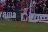 Torcedor fica só de cueca, invade campo e faz selfie com goleiro Torcedor fica só de cueca, invade campo e faz selfie com goleiro