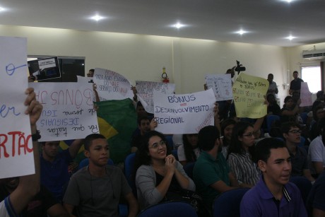 Estudantes com cartazes lotaram auditório da Câmara