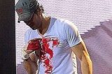 Enrique Iglesias se fere e prossegue com show