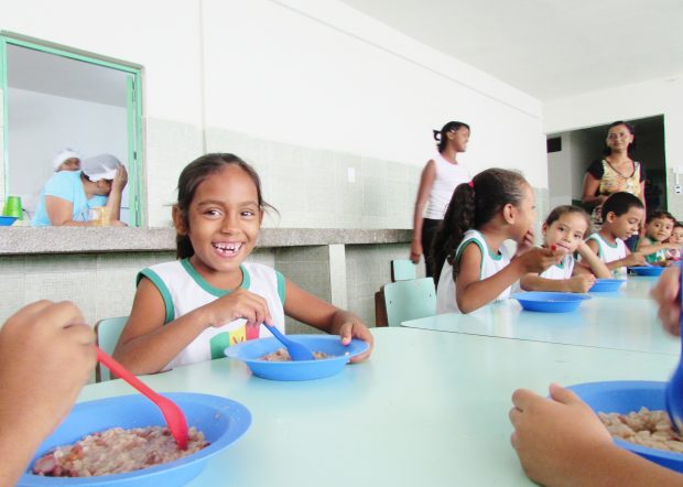 criança comendo1