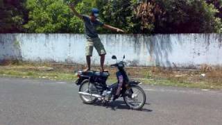 empinando moto