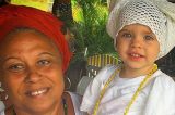 A filha de Henri Castelli vestida de mãe de santo