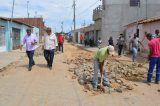 Isaac Carvalho acompanha obra de pavimentação no bairro Itaberaba