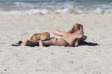 Rita Guedes é flagrada fazendo topless em praia