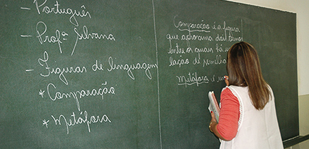 sala de aula professora no quadr