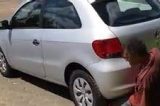 Homem é flagrado fazendo ‘sexo’ com escapamento de um veículo. Assista Homem é flagrado fazendo ‘sexo’ com escapamento de um veículo. Assista